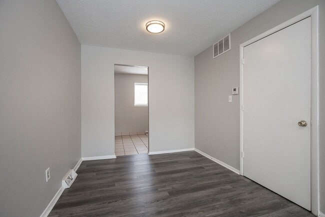 Building Photo - 2 BED 1.5 BATH UNIT IN THE BANBURY CONDOMINIUMS!