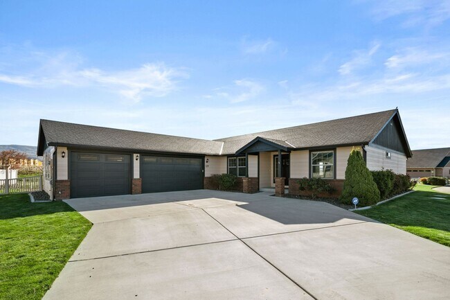 Building Photo - 229 Sun Valley Dr