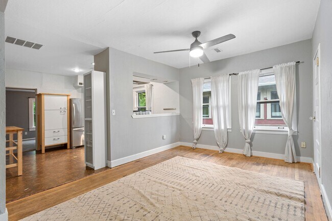 Building Photo - 2422SE / 2424SE