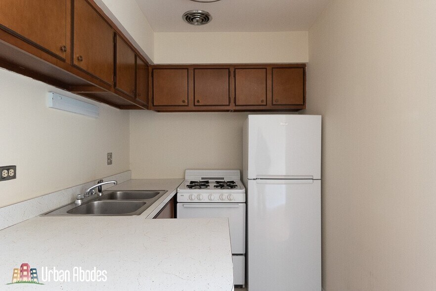 Building Photo - 659 W Wrightwood Ave