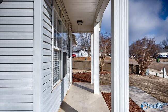 Building Photo - 103 N W Sugar Bluff Ln