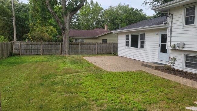 Building Photo - 308 Tamarack Ave