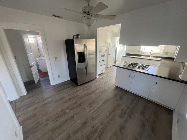 Building Photo - 705 Grapevine Rd