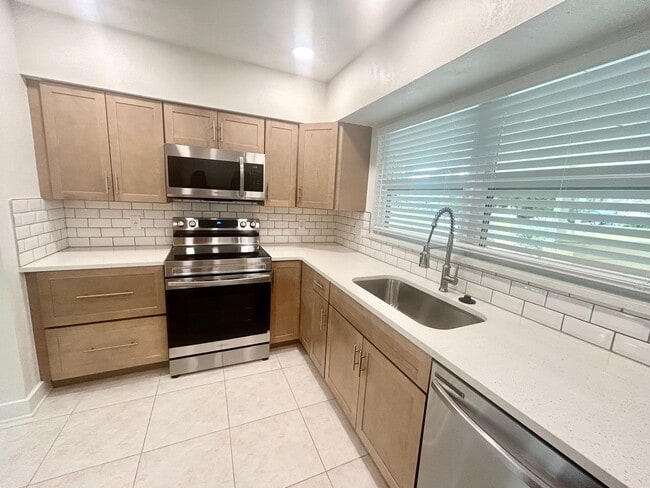 Building Photo - Charming 2 bedroom/1 Bathroom Home in Shore Acres