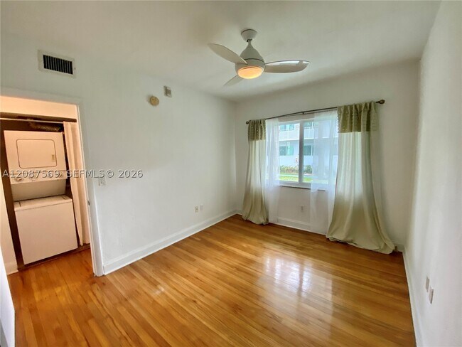 Building Photo - 7207 Bay Dr E