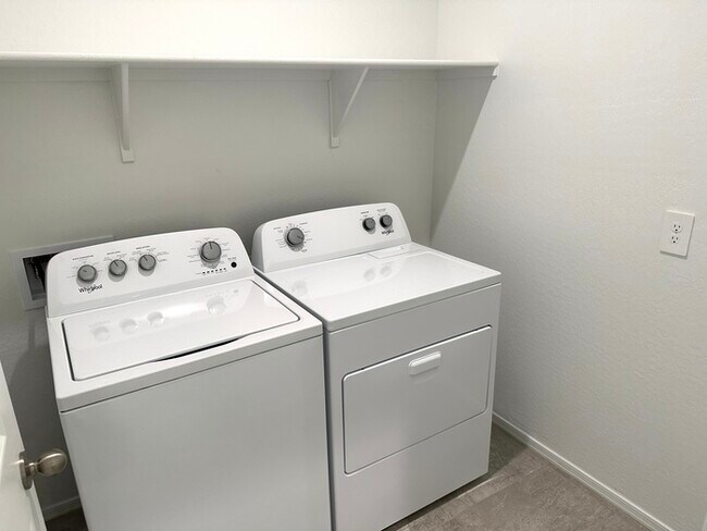 Building Photo - Gorgeous NEWER 4 bedroom 2 bath home in Carlton