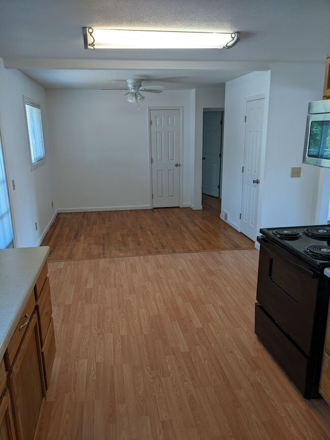 Building Photo - Large and recently remodeled 5 bedroom wit...