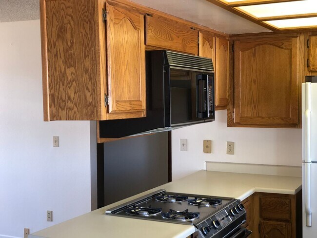 Building Photo - 2 BR Condo in gated community with many ut...
