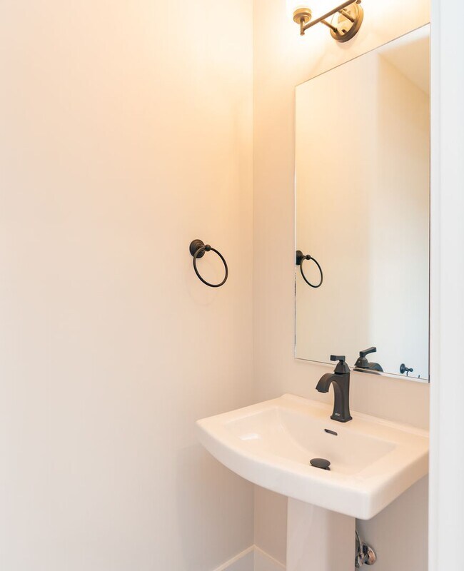 Building Photo - Modern 4 Bedroom Townhome in Southside Chattanooga