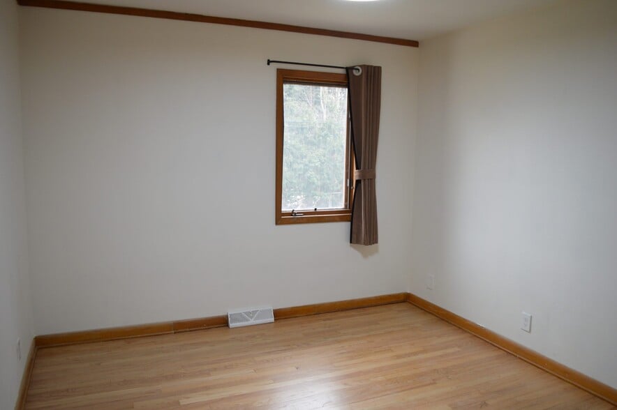 Building Photo - 425 Mineau Pky