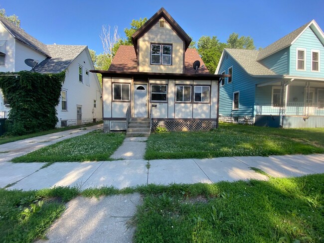 Primary Photo - Large 3 bedroom house $895 per month