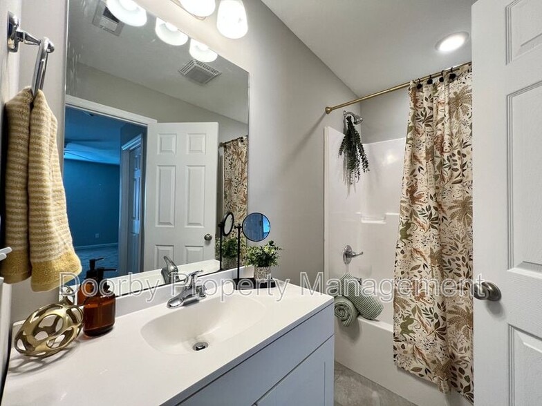 Building Photo - 2106 Duncan Ave