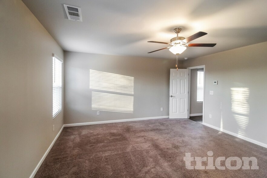 Building Photo - 2867 McKenzie Dr