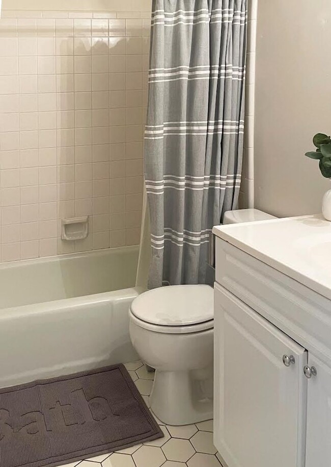 Building Photo - Charming 2 bedroom condo off of Jamestown Road! AVAILABLE July 2026!