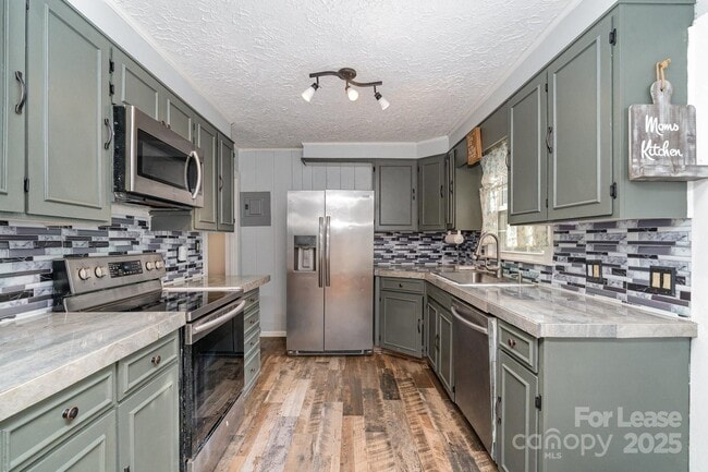 Building Photo - 1005 Home Trail