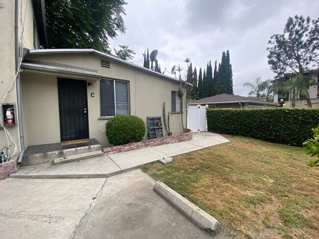 Building Photo - 416 E Cypress St