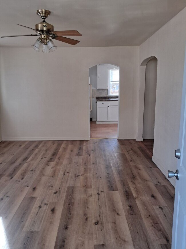 Building Photo - 523 S Adella St