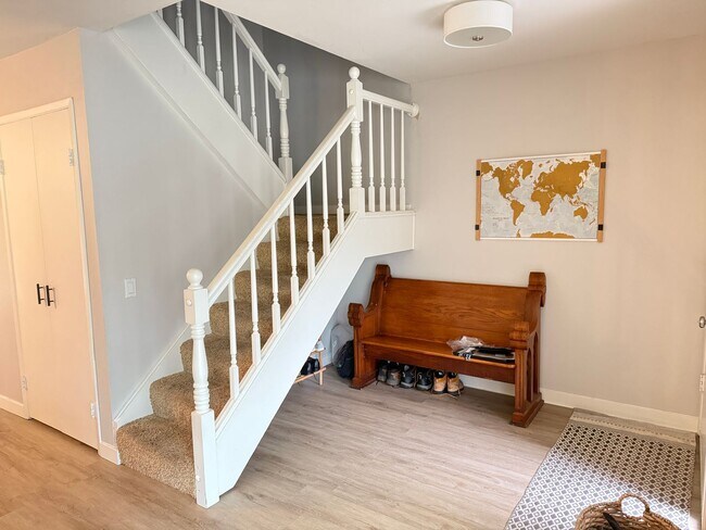 Building Photo - Spacious 4 bedroom condo backs to Westwood...
