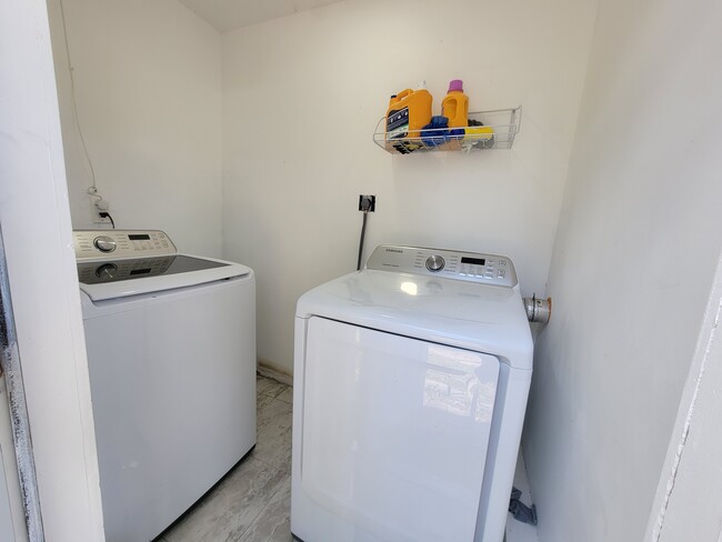 shared laundry room - 2422 Cecelia St