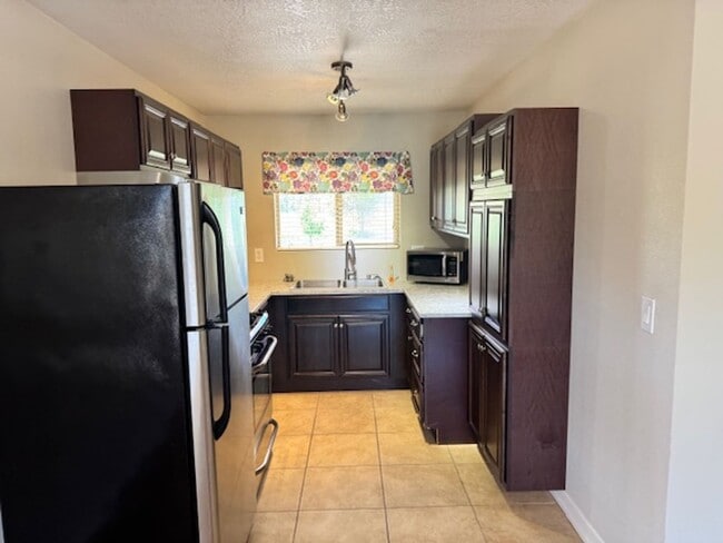 Building Photo - PRIVATE, COUNTRY LIKE SETTING IS A 2 BEDRO...