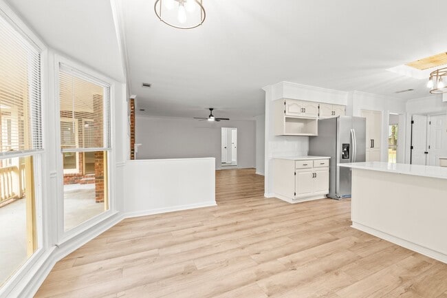 Building Photo - Renovated Home on Large Corner Lot in Coveted Strathy Hall