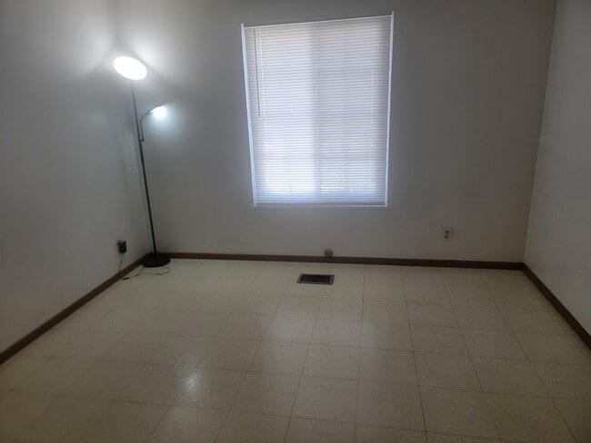 Building Photo - 309 W 24th Pl