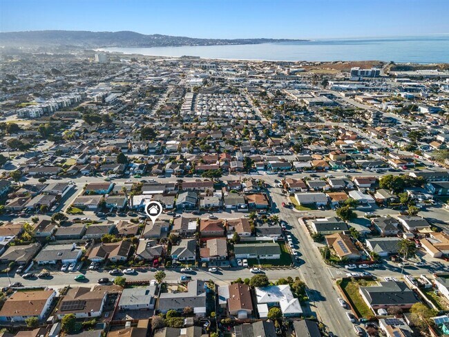 Building Photo - Sunny Seaside 3 bedroom House - Available Now