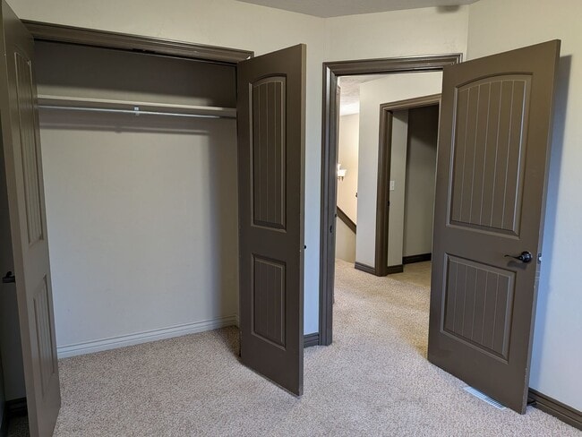 Building Photo - 3 bed 1.5 bath IMMACULATE END-UNIT Townhome in the Meadows