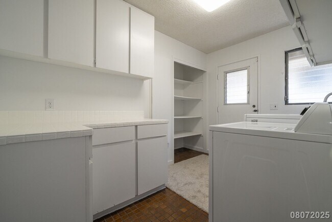 Building Photo - Newly Renovated 3 BD/2 BA Home with 2 Car ...