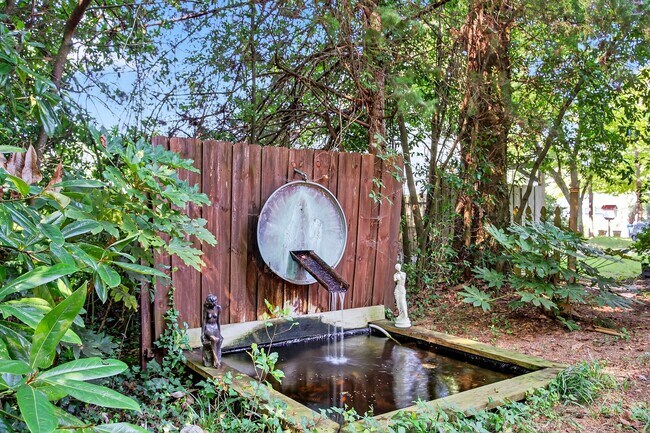 Building Photo - Fully Furnished Home with an Incredible Mi...