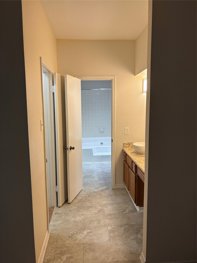 Building Photo - 580 Wilcrest Dr