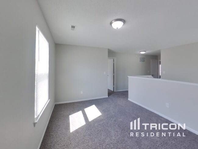 Building Photo - 1401 Thomas Dr