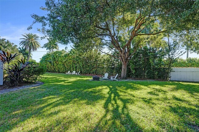 Building Photo - 940 Hollywood Blvd