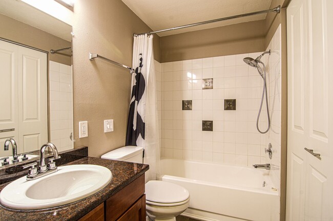 Building Photo - Redmond- One Bedroom Condo located at the ...