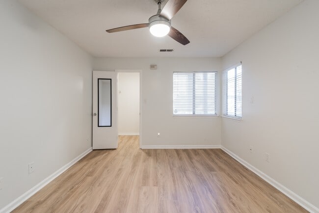 Building Photo - 2539 Stockbridge Dr