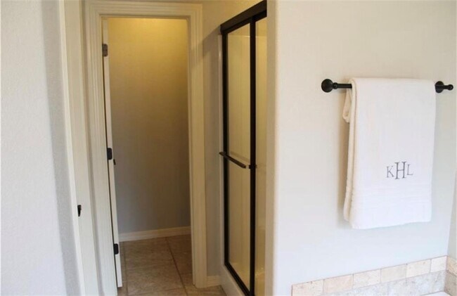 Building Photo - 2864 Vanike Dr