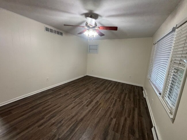 Building Photo - 1010 Larkin Dr