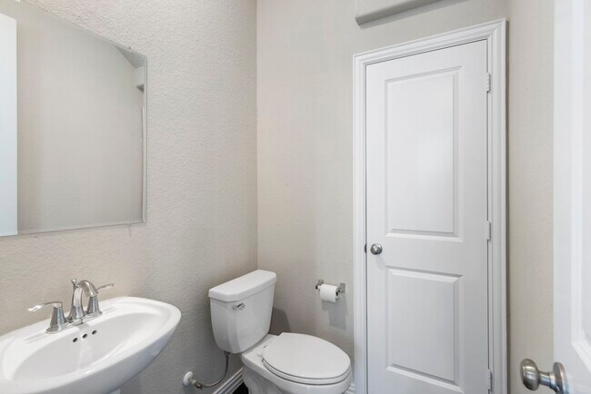 Building Photo - 5021 Lehman Oaks Dr