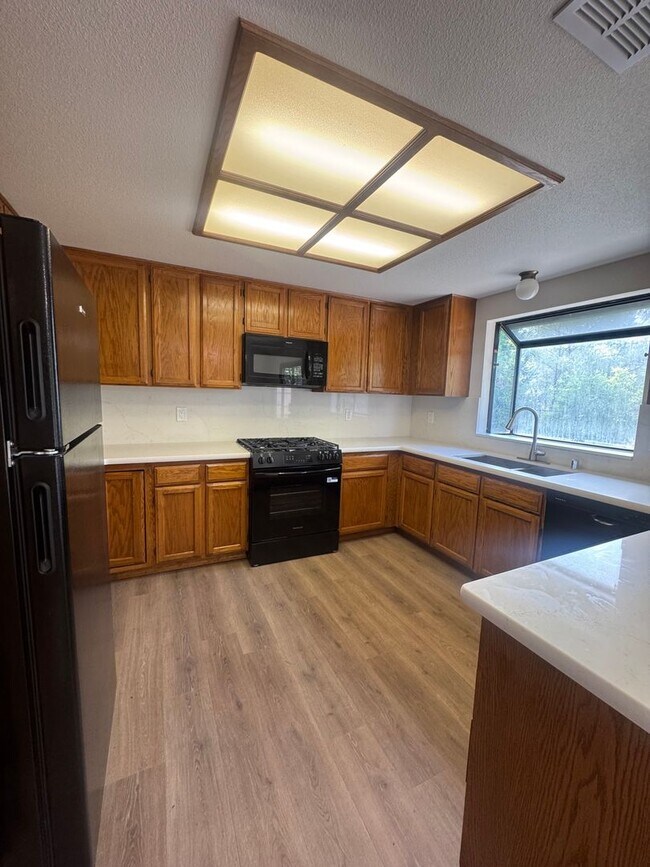 Building Photo - 2409 Candlewood Dr