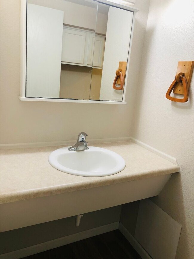 Building Photo - House- NW