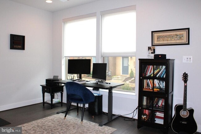 Building Photo - 5040 Oakmoore Dr