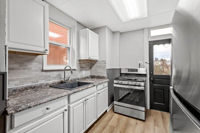 Building Photo - Updated 3 Bedroom home in Carrick availabl...