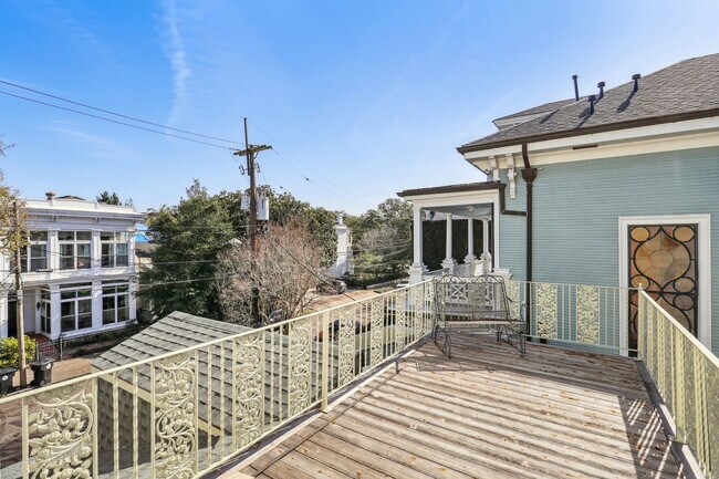 Building Photo - Newly Renovated 3BD/2BA Penthouse, 1/2 Blo...