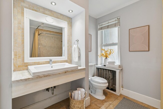 Building Photo - 1228 Catharine St