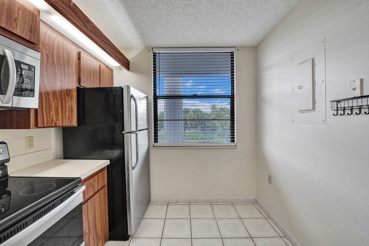 Building Photo - 1502 Whitehall Dr