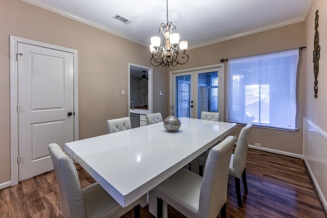 Building Photo - 422 River Oaks Dr