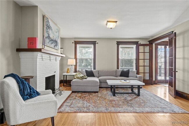 Building Photo - 365 W Utica St