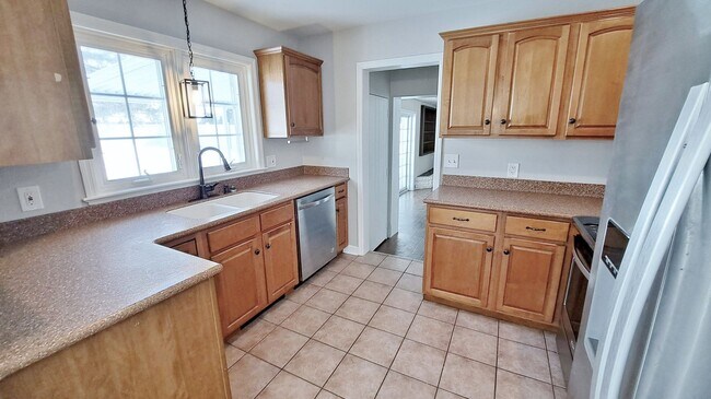 Building Photo - 3 Bed / 1-1/2 Bath Single Family Home w/2-car garage