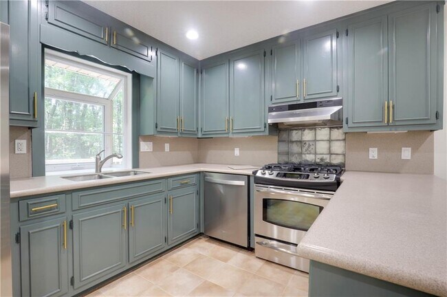 Building Photo - 765 Spring Valley Dr