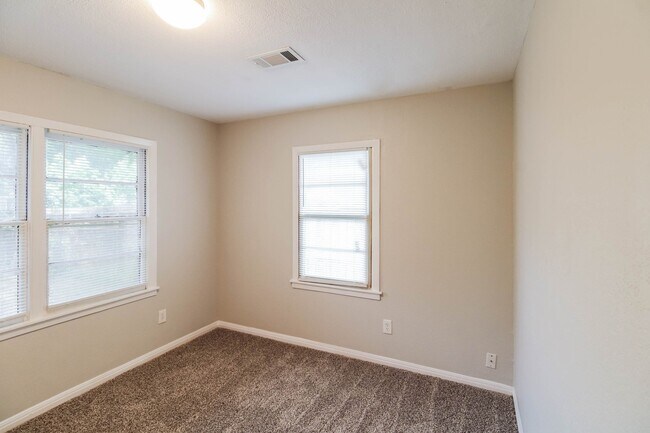 Building Photo - 1108 W Camp Cir